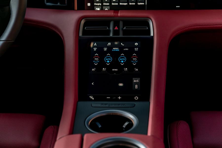 Детали интерьера Porsche Taycan Turbo S 2019 года  (NA) (фото 6 из 40)